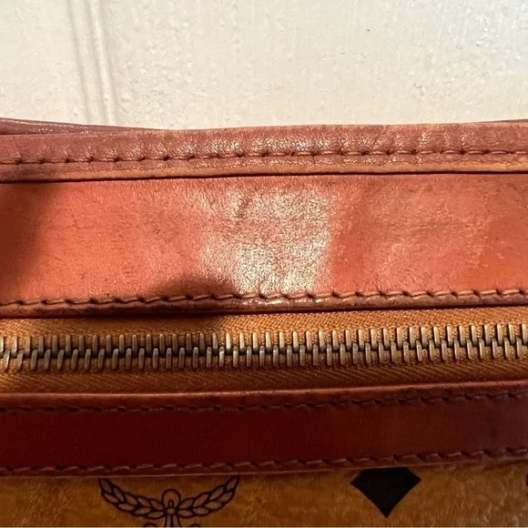 MCM VICETOS LEATHER CLUTCH - Picture 15 of 16